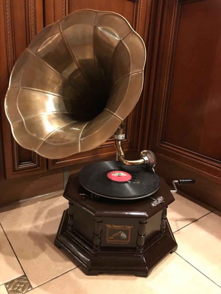 Граммофон His master’s voice